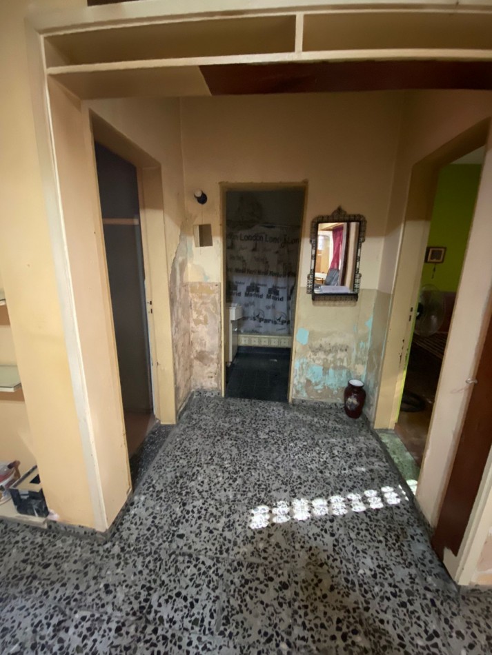 VENTA CASA CON 2 DORMITORIOS, PATIO, Y GARAJE QUE PUEDE SER LOCAL, ANCHORENA 1890 -TEMPERLEY-