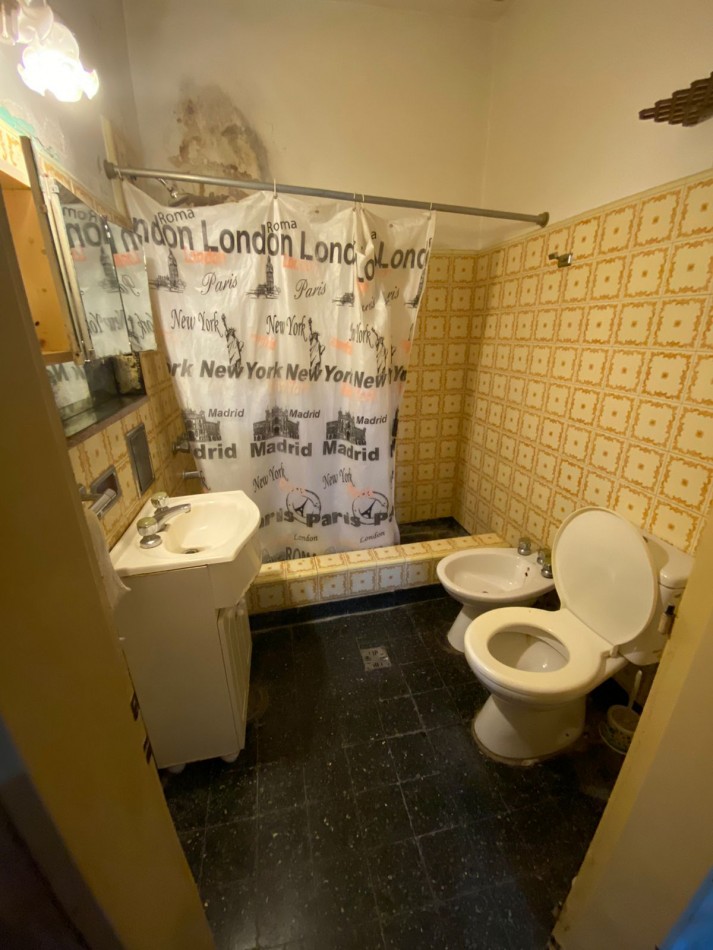 VENTA CASA CON 2 DORMITORIOS, PATIO, Y GARAJE QUE PUEDE SER LOCAL, ANCHORENA 1890 -TEMPERLEY-