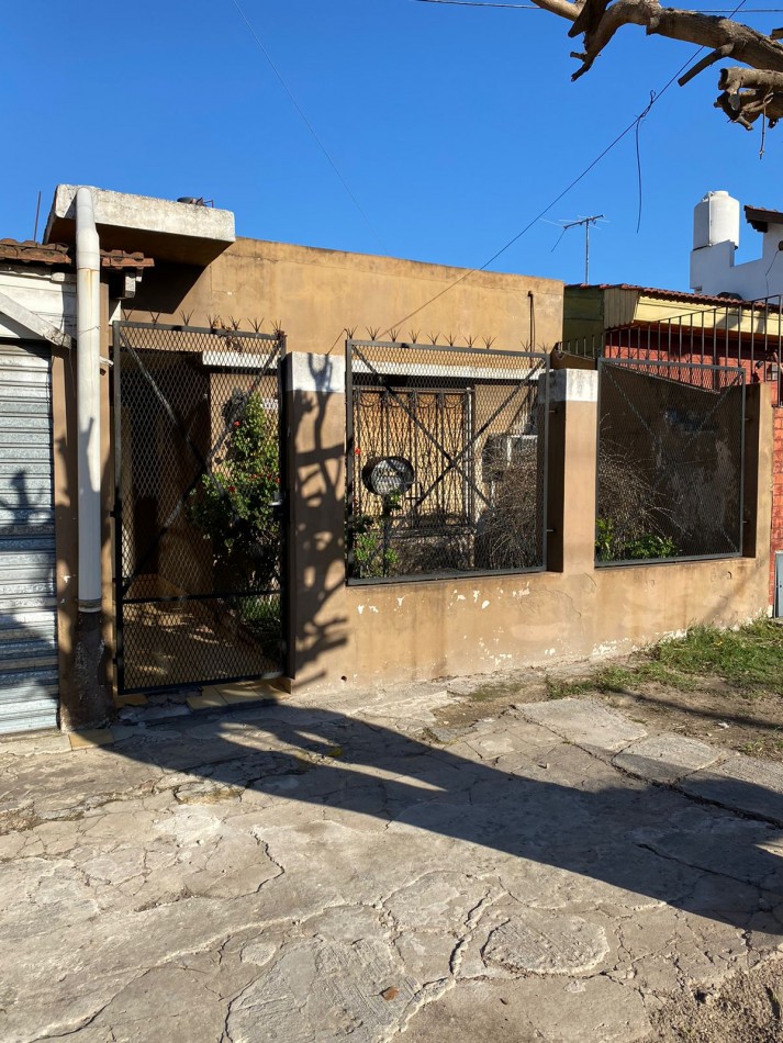 VENTA CASA CON 2 DORMITORIOS, PATIO, Y GARAJE QUE PUEDE SER LOCAL, ANCHORENA 1890 -TEMPERLEY-