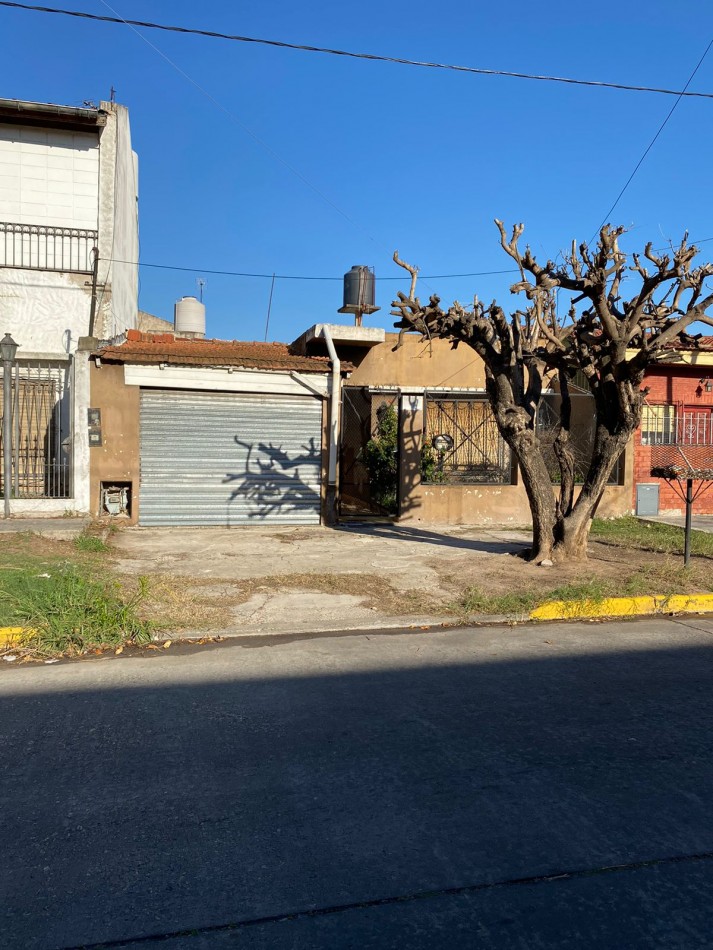 VENTA CASA CON 2 DORMITORIOS, PATIO, Y GARAJE QUE PUEDE SER LOCAL, ANCHORENA 1890 -TEMPERLEY-