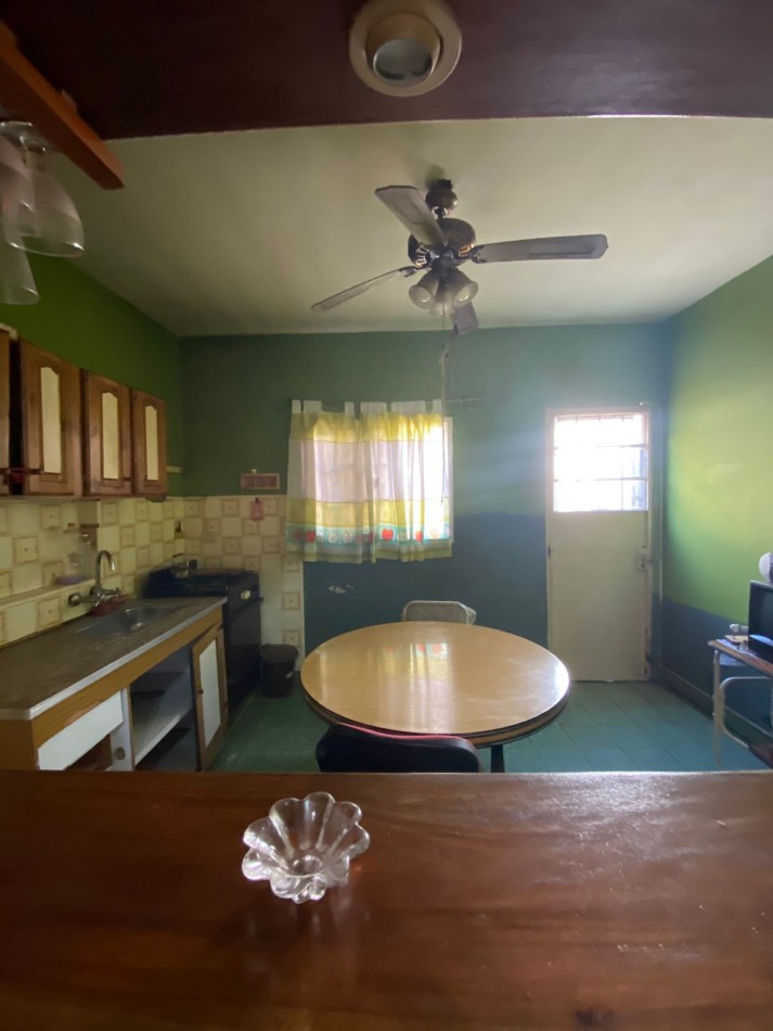 VENTA CASA CON 2 DORMITORIOS, PATIO, Y GARAJE QUE PUEDE SER LOCAL, ANCHORENA 1890 -TEMPERLEY-