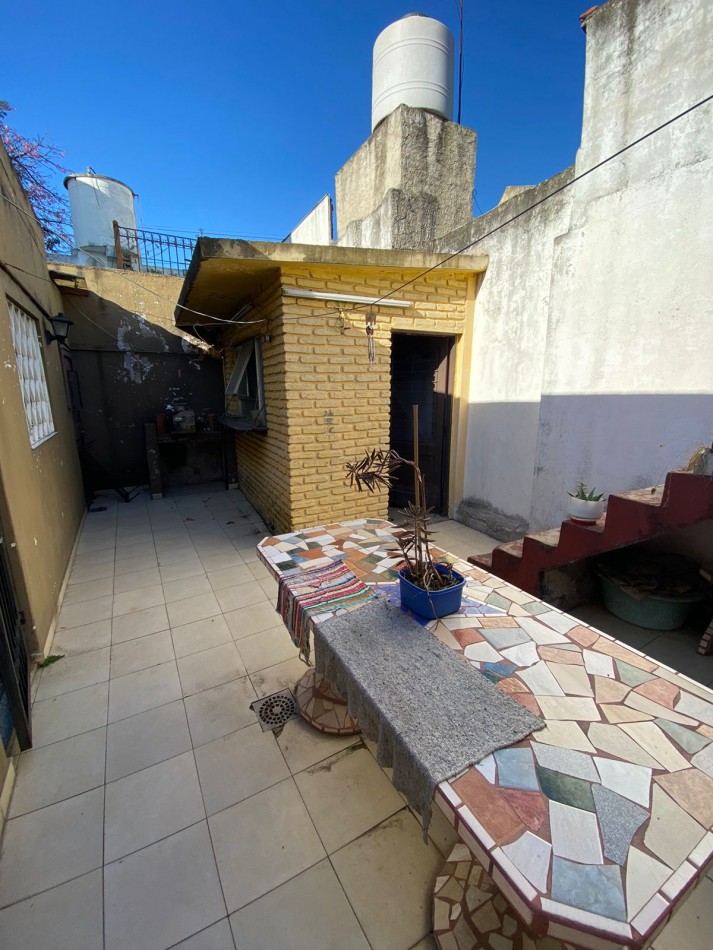 VENTA CASA CON 2 DORMITORIOS, PATIO, Y GARAJE QUE PUEDE SER LOCAL, ANCHORENA 1890 -TEMPERLEY-