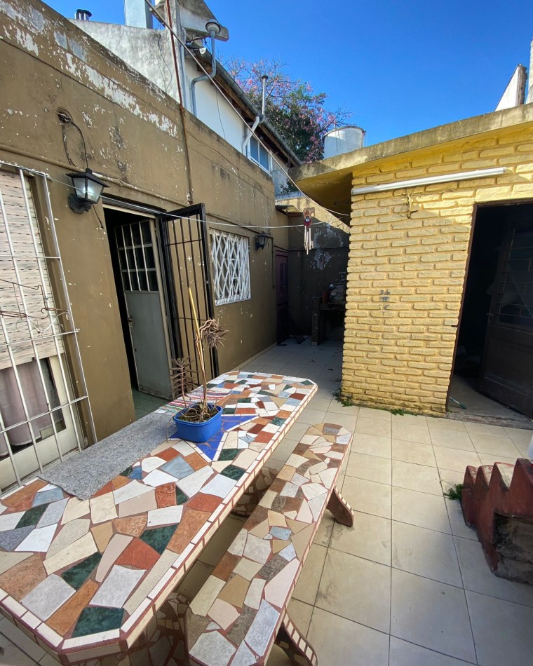 VENTA CASA CON 2 DORMITORIOS, PATIO, Y GARAJE QUE PUEDE SER LOCAL, ANCHORENA 1890 -TEMPERLEY-