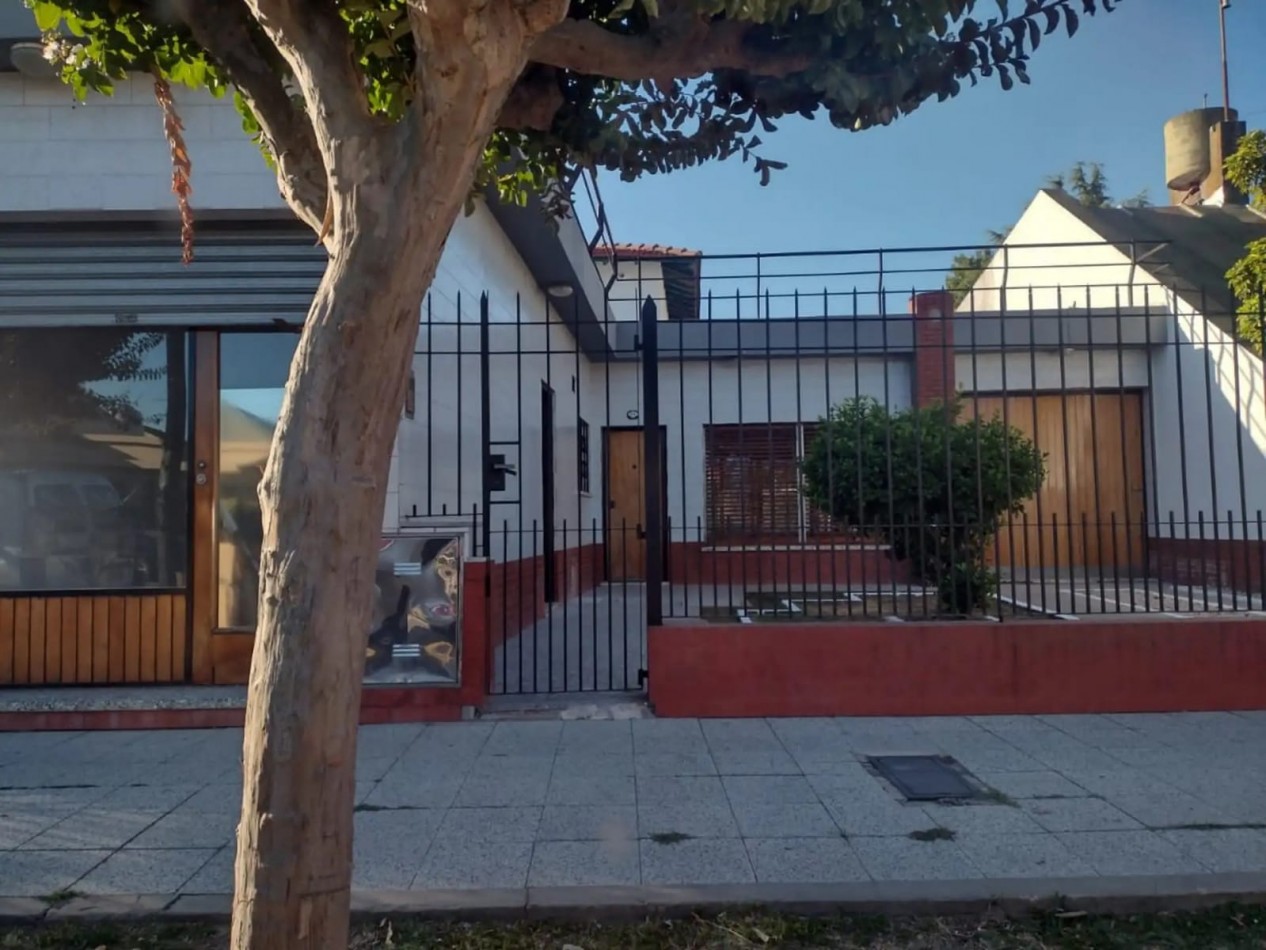 VENTA HERMOSA CASA EN EXCELENTE ZONA DOS HABITACIONES FONDO Y LOCAL AL FRENTE FONROUGE 1700 LOMAS DE ZAMORA