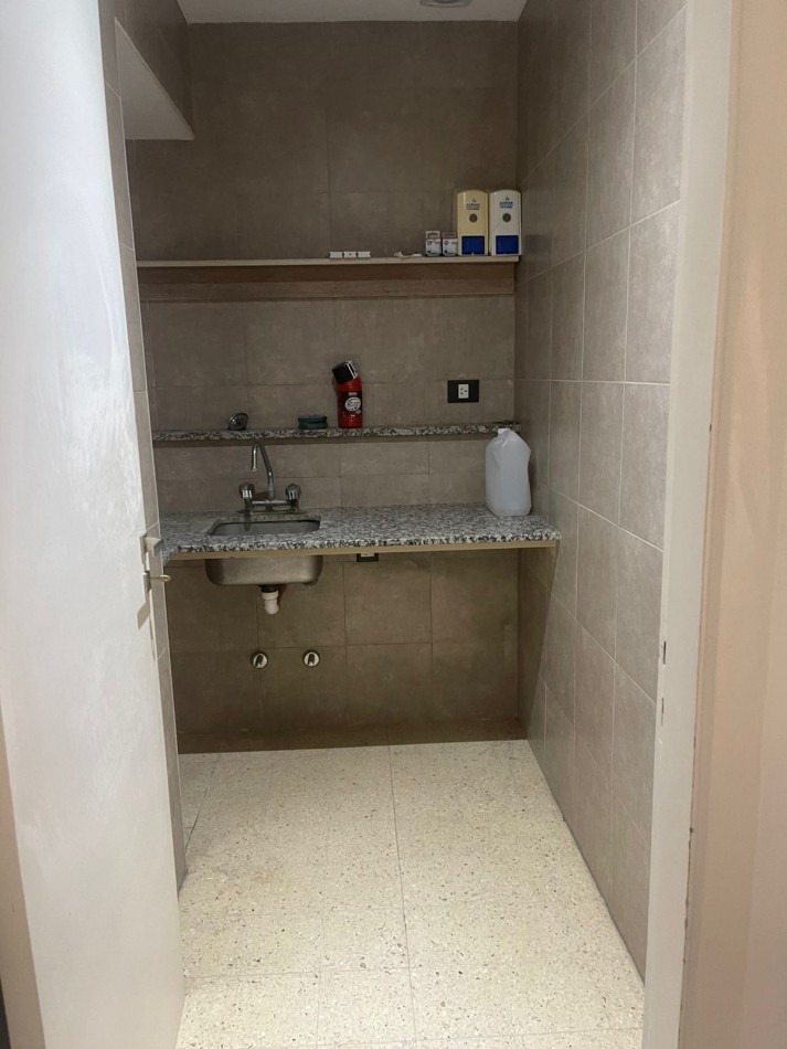 ALQUILER TRES CONSULTORIOS/OFICINAS CON BAÑO PRIVADO ARANA 288  P. B MONTE GRANDE