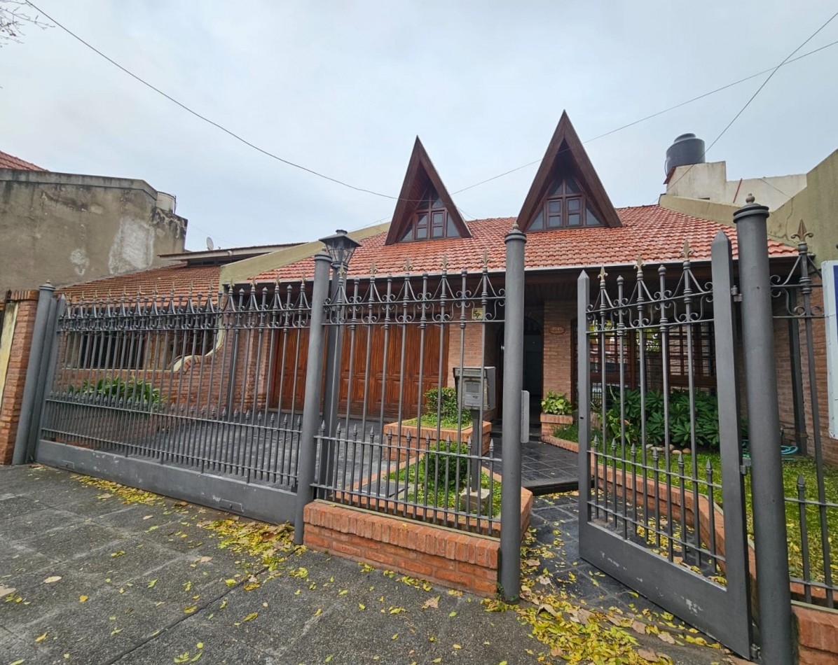 ALQUILER HERMOSO CHALET CON DETALLES DE GRAN CATEGORIA  GUEMES 1000  -TEMPERLEY ESTE- DISPONIBLE JUNIO 2025