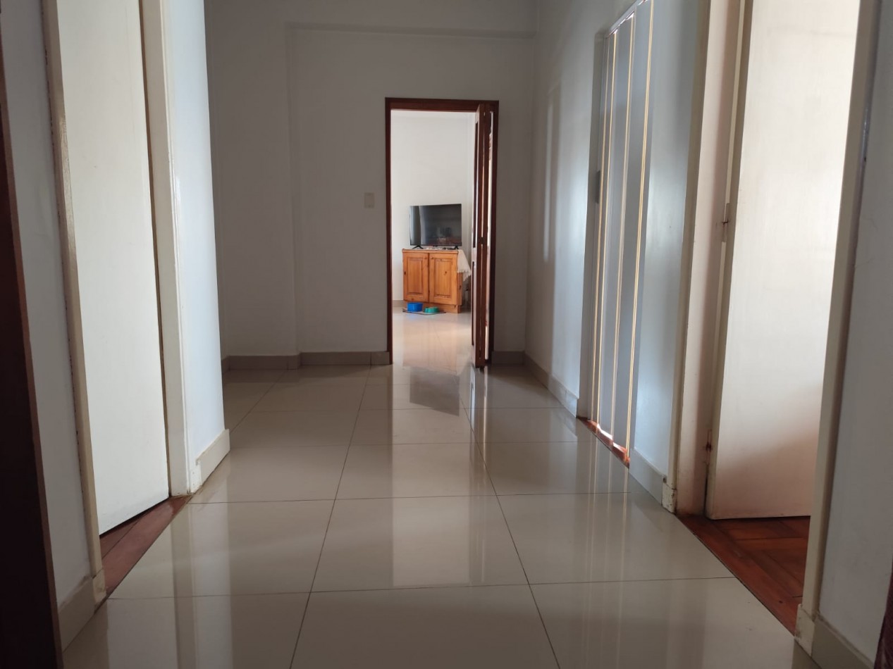 VENTA HERMOSA CASA EN PLANTA ALTA Y DOS DEPARTAMENTOS EN PLANTA BAJA, PARQUE Y GARAJE IDEAL PARA VIVIENDA Y RENTA, MAHATMA GANDHI 1203 -TEMPERLEY-