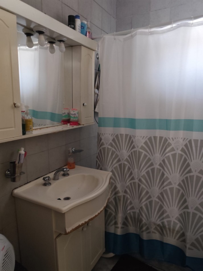 VENTA HERMOSA CASA EN PLANTA ALTA Y DOS DEPARTAMENTOS EN PLANTA BAJA, PARQUE Y GARAJE IDEAL PARA VIVIENDA Y RENTA, MAHATMA GANDHI 1203 -TEMPERLEY-