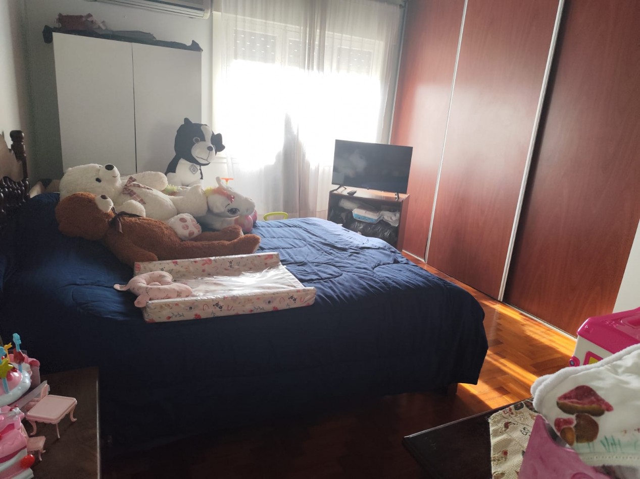 VENTA HERMOSA CASA EN PLANTA ALTA Y DOS DEPARTAMENTOS EN PLANTA BAJA, PARQUE Y GARAJE IDEAL PARA VIVIENDA Y RENTA, MAHATMA GANDHI 1203 -TEMPERLEY-