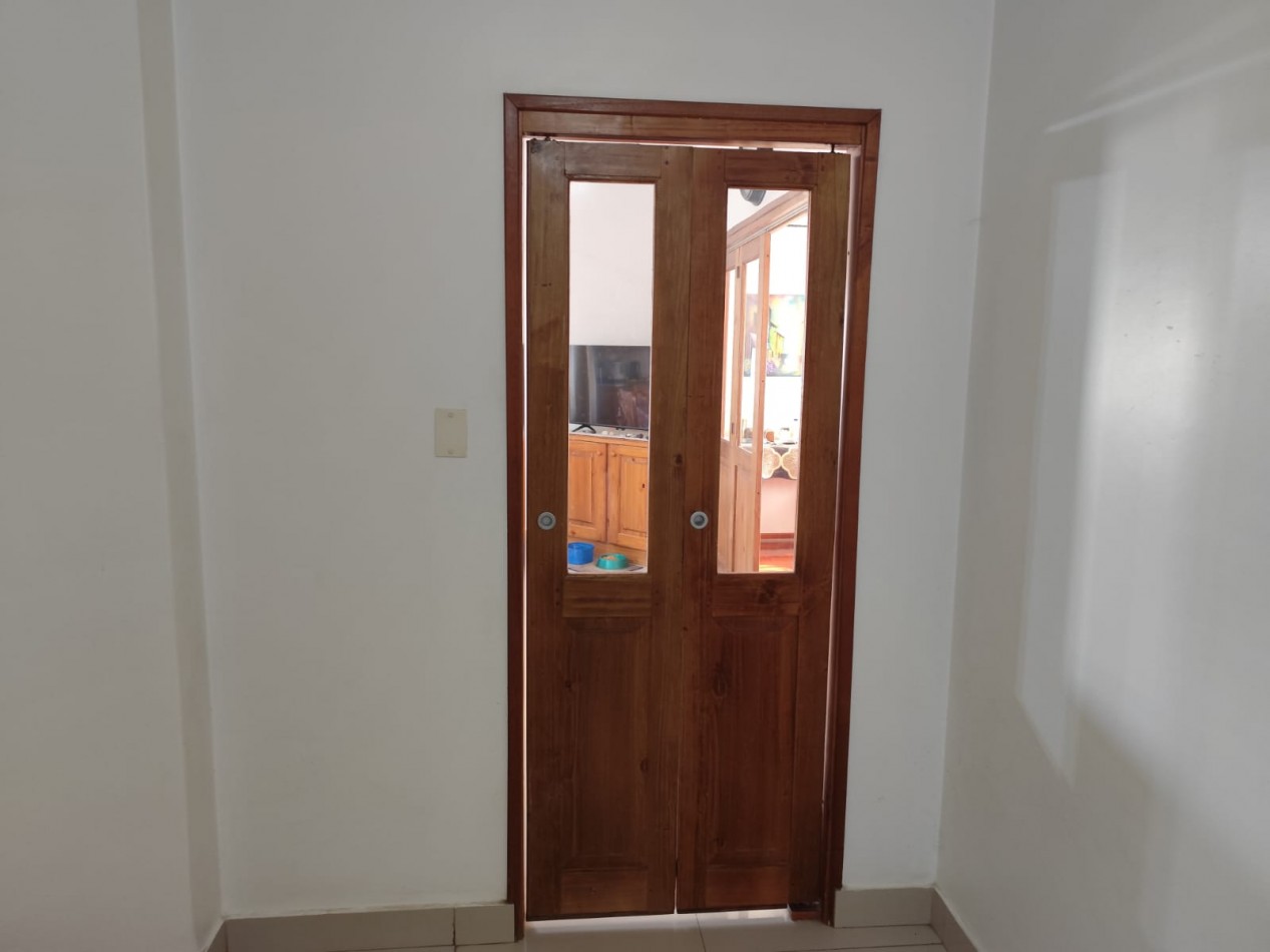 VENTA HERMOSA CASA EN PLANTA ALTA Y DOS DEPARTAMENTOS EN PLANTA BAJA, PARQUE Y GARAJE IDEAL PARA VIVIENDA Y RENTA, MAHATMA GANDHI 1203 -TEMPERLEY-