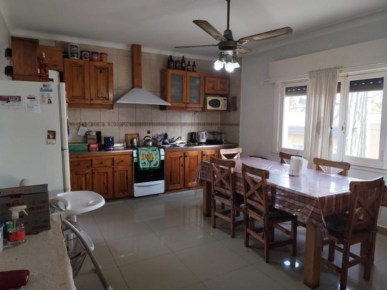VENTA HERMOSA CASA EN PLANTA ALTA Y DOS DEPARTAMENTOS EN PLANTA BAJA, PARQUE Y GARAJE IDEAL PARA VIVIENDA Y RENTA, MAHATMA GANDHI 1203 -TEMPERLEY-
