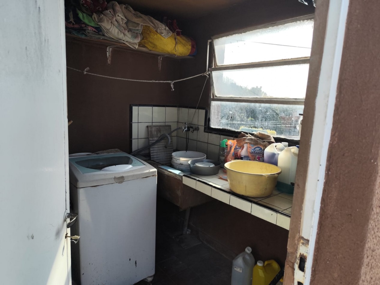 VENTA HERMOSA CASA EN PLANTA ALTA Y DOS DEPARTAMENTOS EN PLANTA BAJA, PARQUE Y GARAJE IDEAL PARA VIVIENDA Y RENTA, MAHATMA GANDHI 1203 -TEMPERLEY-