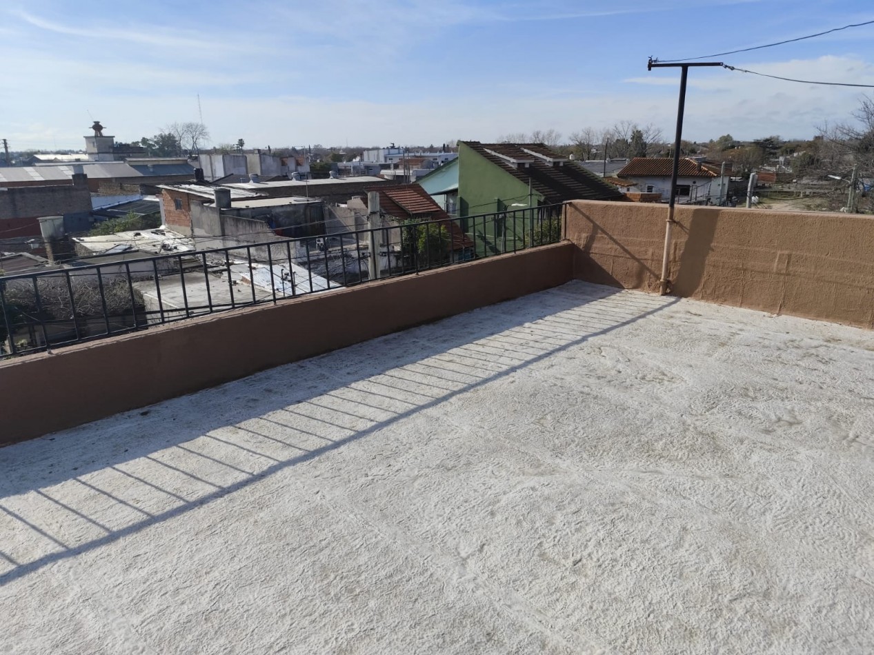VENTA HERMOSA CASA EN PLANTA ALTA Y DOS DEPARTAMENTOS EN PLANTA BAJA, PARQUE Y GARAJE IDEAL PARA VIVIENDA Y RENTA, MAHATMA GANDHI 1203 -TEMPERLEY-