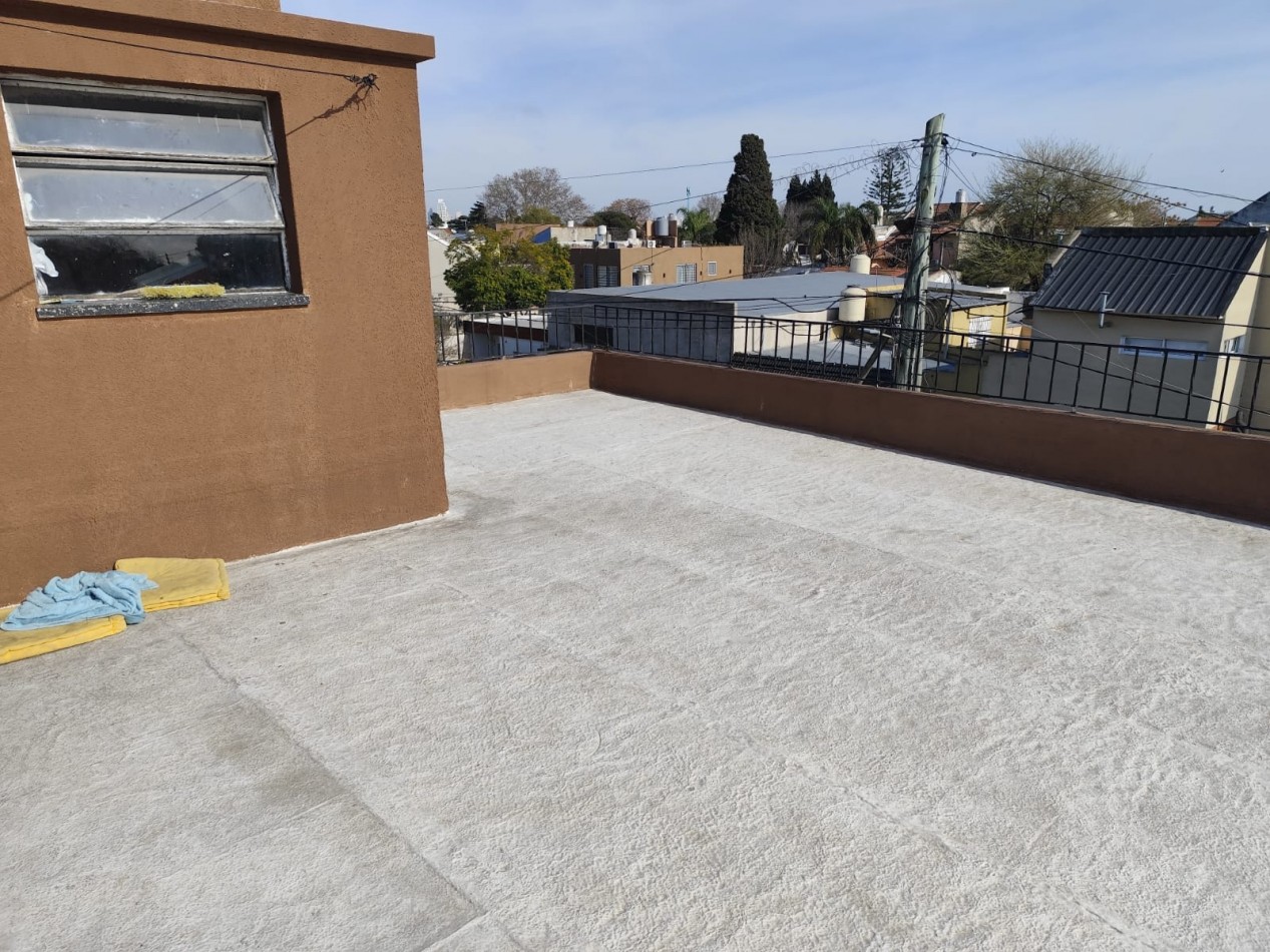 VENTA HERMOSA CASA EN PLANTA ALTA Y DOS DEPARTAMENTOS EN PLANTA BAJA, PARQUE Y GARAJE IDEAL PARA VIVIENDA Y RENTA, MAHATMA GANDHI 1203 -TEMPERLEY-