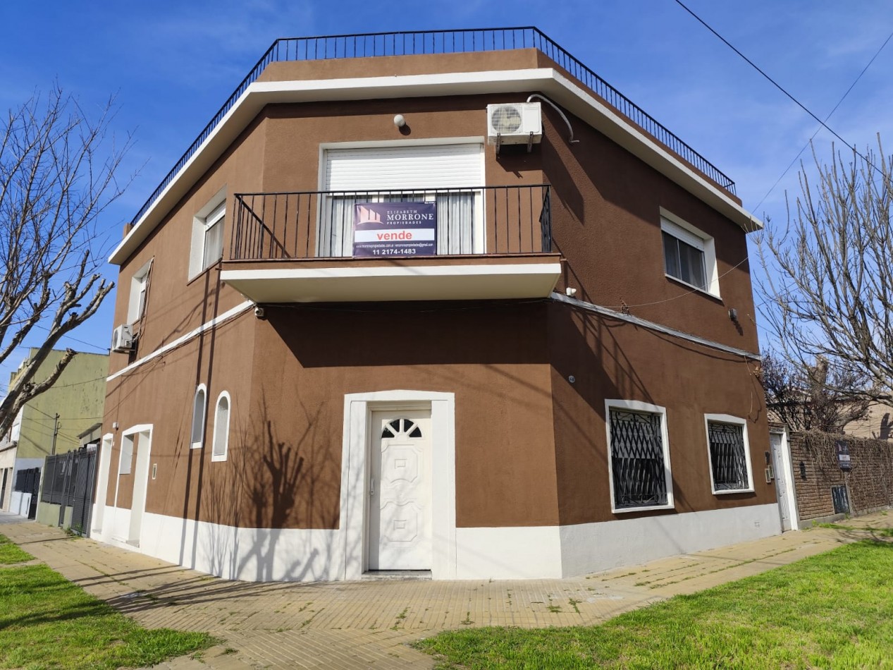 VENTA HERMOSA CASA EN PLANTA ALTA Y DOS DEPARTAMENTOS EN PLANTA BAJA, PARQUE Y GARAJE IDEAL PARA VIVIENDA Y RENTA, MAHATMA GANDHI 1203 -TEMPERLEY-