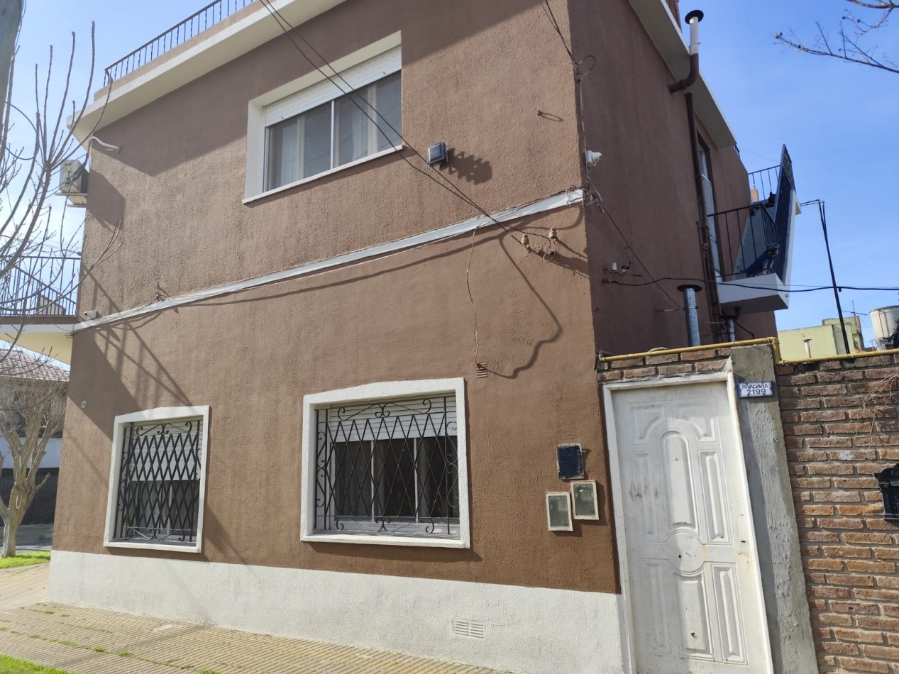 VENTA HERMOSA CASA EN PLANTA ALTA Y DOS DEPARTAMENTOS EN PLANTA BAJA, PARQUE Y GARAJE IDEAL PARA VIVIENDA Y RENTA, MAHATMA GANDHI 1203 -TEMPERLEY-