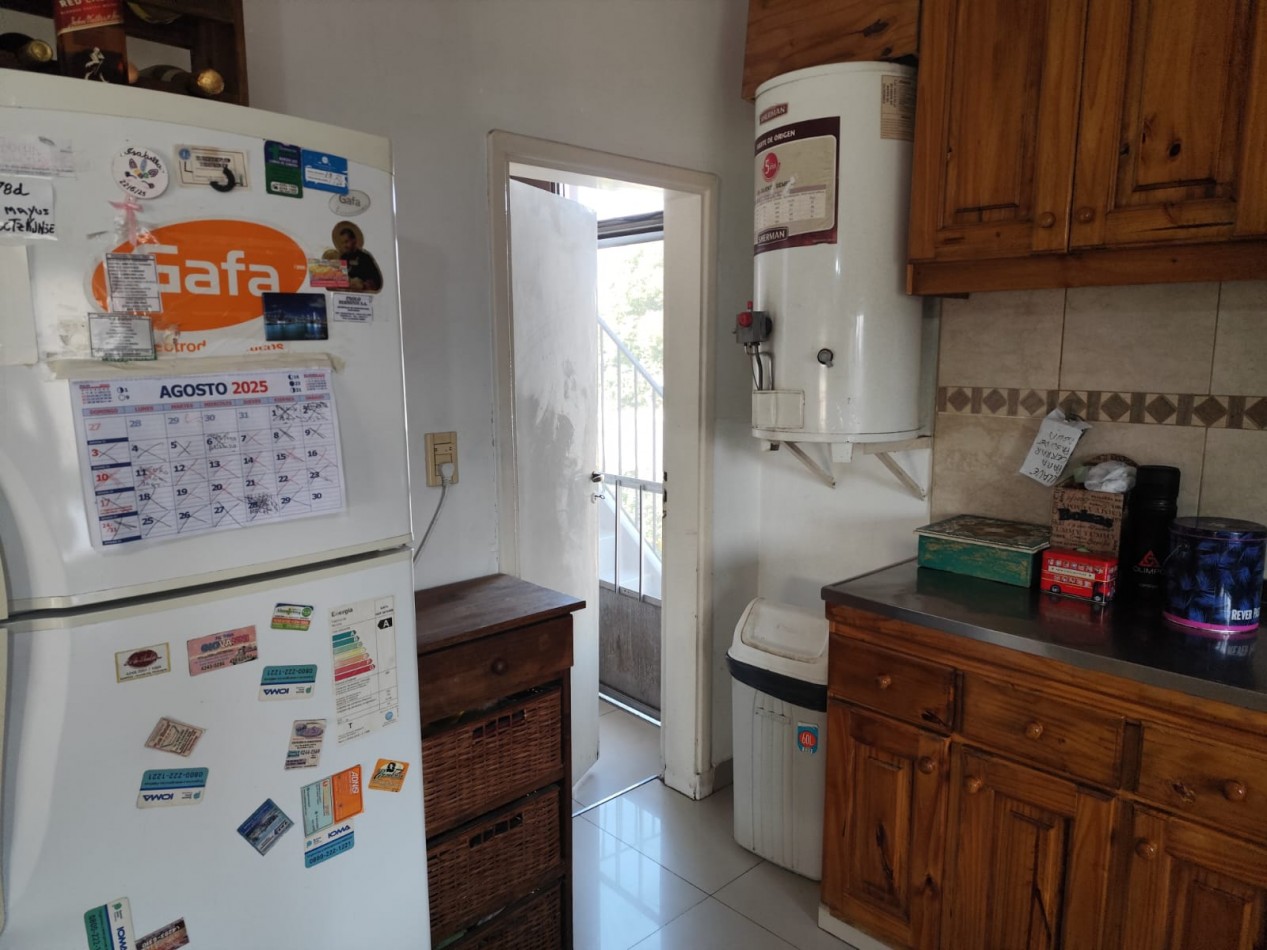 VENTA HERMOSA CASA EN PLANTA ALTA Y DOS DEPARTAMENTOS EN PLANTA BAJA, PARQUE Y GARAJE IDEAL PARA VIVIENDA Y RENTA, MAHATMA GANDHI 1203 -TEMPERLEY-