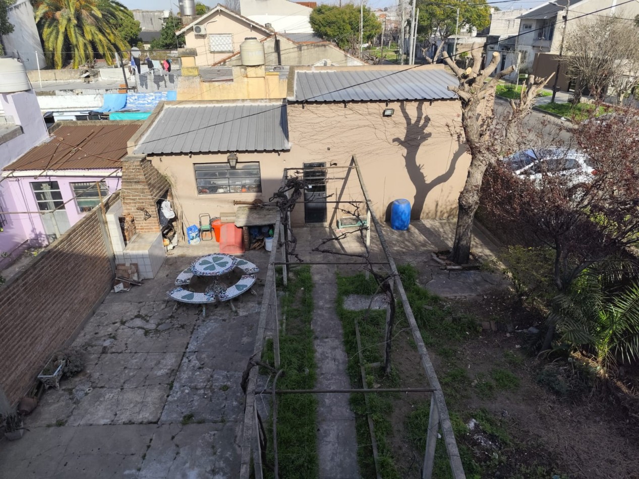 VENTA HERMOSA CASA EN PLANTA ALTA Y DOS DEPARTAMENTOS EN PLANTA BAJA, PARQUE Y GARAJE IDEAL PARA VIVIENDA Y RENTA, MAHATMA GANDHI 1203 -TEMPERLEY-