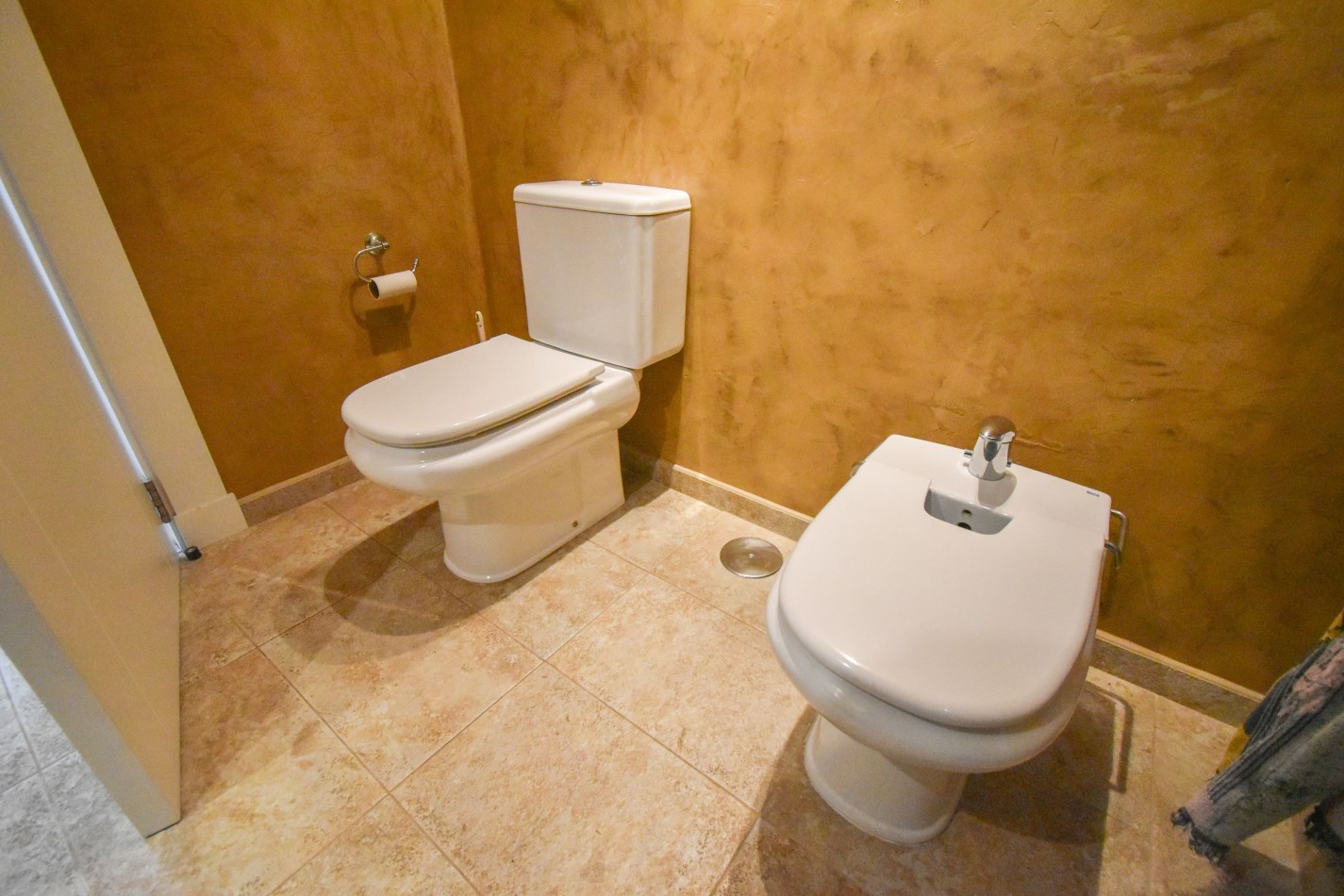 VENTA IMPRESIONANTE CHALET DE CATEGORIA, CON LA COCINA COMPLETAMENTE REMODELADA, 4 DORMITORIOS, LA CASA SE VENDE TOTALMENTE AMUEBLADA, CANGALLO 1400 -TEMPERLEY-