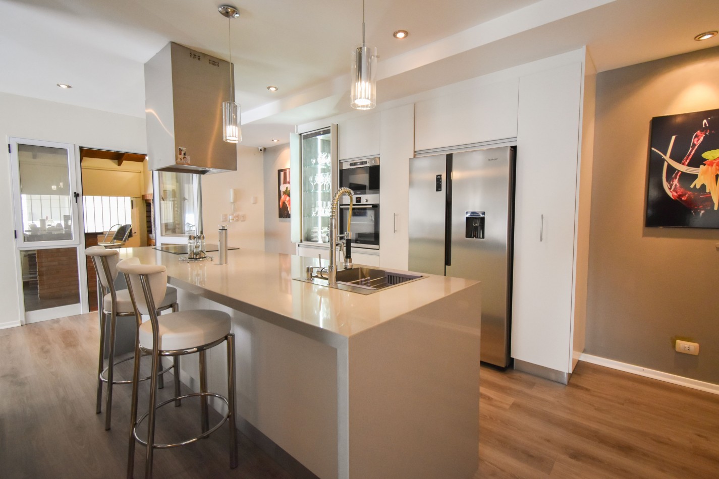 VENTA IMPRESIONANTE CHALET DE CATEGORIA, CON LA COCINA COMPLETAMENTE REMODELADA, 4 DORMITORIOS, LA CASA SE VENDE TOTALMENTE AMUEBLADA, CANGALLO 1400 -TEMPERLEY-