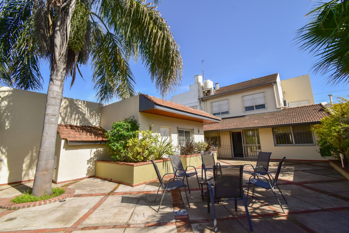 VENTA IMPRESIONANTE CHALET DE CATEGORIA, CON LA COCINA COMPLETAMENTE REMODELADA, 4 DORMITORIOS, LA CASA SE VENDE TOTALMENTE AMUEBLADA, CANGALLO 1400 -TEMPERLEY-