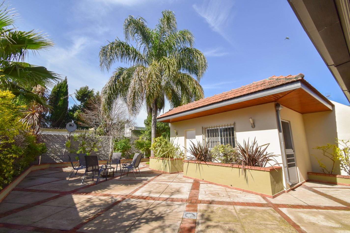 VENTA IMPRESIONANTE CHALET DE CATEGORIA, CON LA COCINA COMPLETAMENTE REMODELADA, 4 DORMITORIOS, LA CASA SE VENDE TOTALMENTE AMUEBLADA, CANGALLO 1400 -TEMPERLEY-