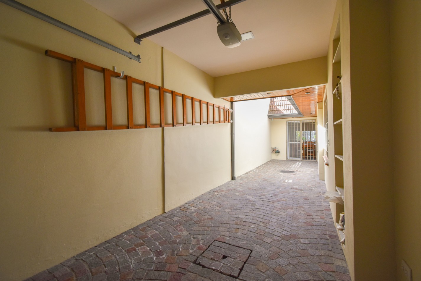 VENTA IMPRESIONANTE CHALET DE CATEGORIA, CON LA COCINA COMPLETAMENTE REMODELADA, 4 DORMITORIOS, LA CASA SE VENDE TOTALMENTE AMUEBLADA, CANGALLO 1400 -TEMPERLEY-