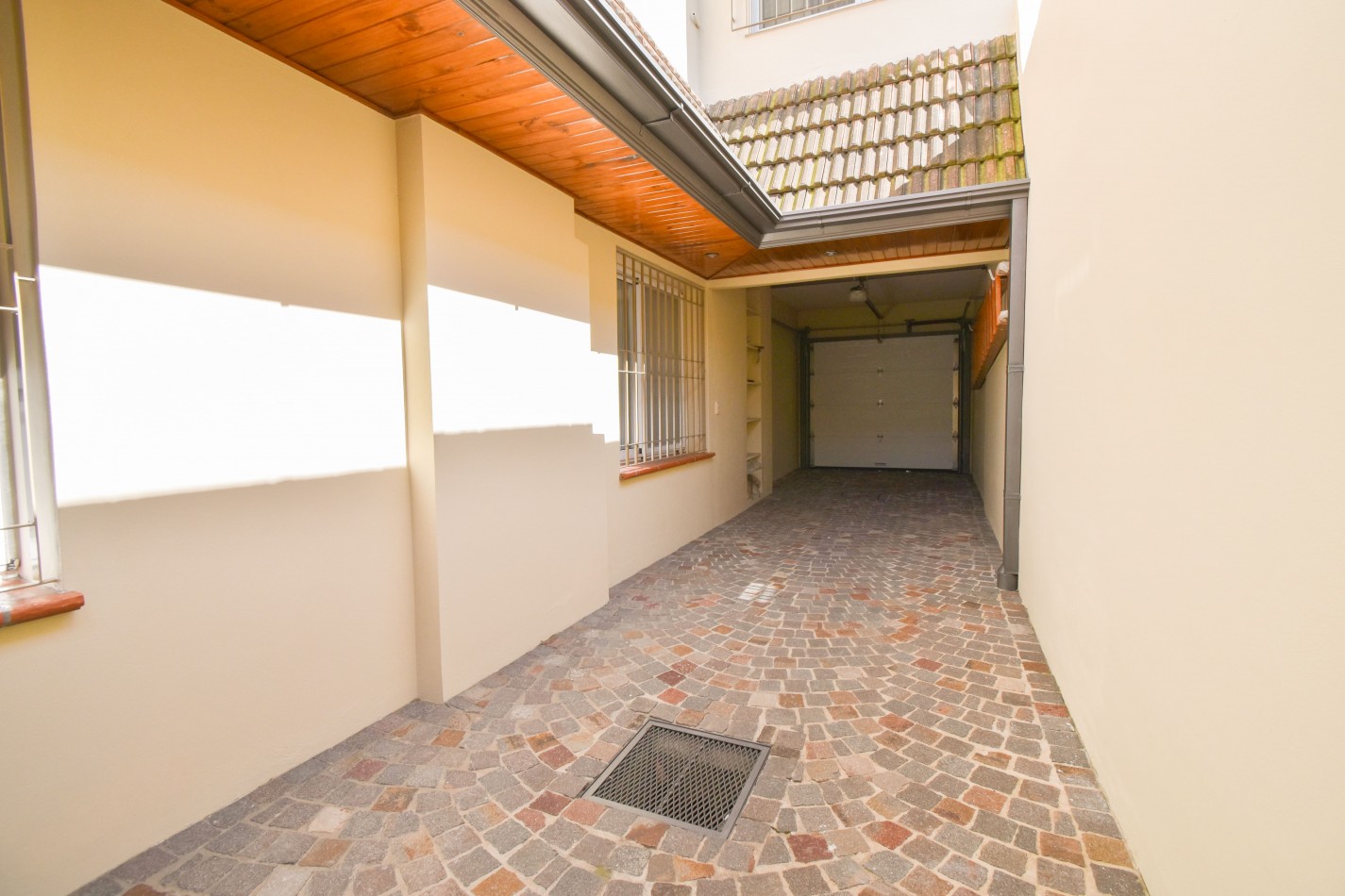 VENTA IMPRESIONANTE CHALET DE CATEGORIA, CON LA COCINA COMPLETAMENTE REMODELADA, 4 DORMITORIOS, LA CASA SE VENDE TOTALMENTE AMUEBLADA, CANGALLO 1400 -TEMPERLEY-