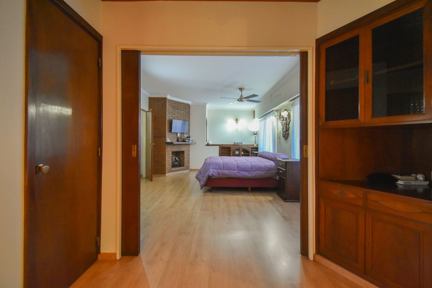 VENTA IMPRESIONANTE CHALET DE CATEGORIA, CON LA COCINA COMPLETAMENTE REMODELADA, 4 DORMITORIOS, LA CASA SE VENDE TOTALMENTE AMUEBLADA, CANGALLO 1400 -TEMPERLEY-