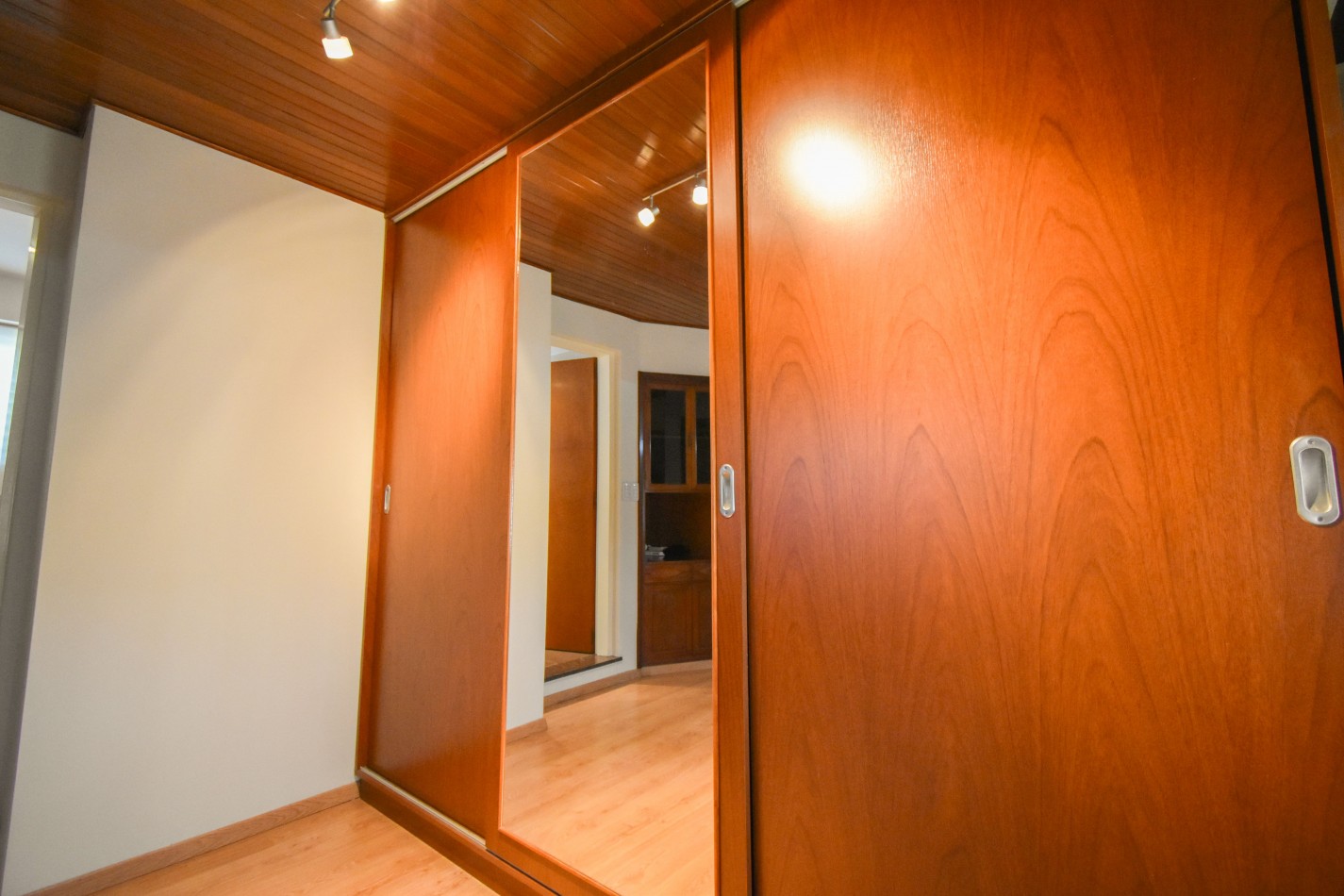VENTA IMPRESIONANTE CHALET DE CATEGORIA, CON LA COCINA COMPLETAMENTE REMODELADA, 4 DORMITORIOS, LA CASA SE VENDE TOTALMENTE AMUEBLADA, CANGALLO 1400 -TEMPERLEY-