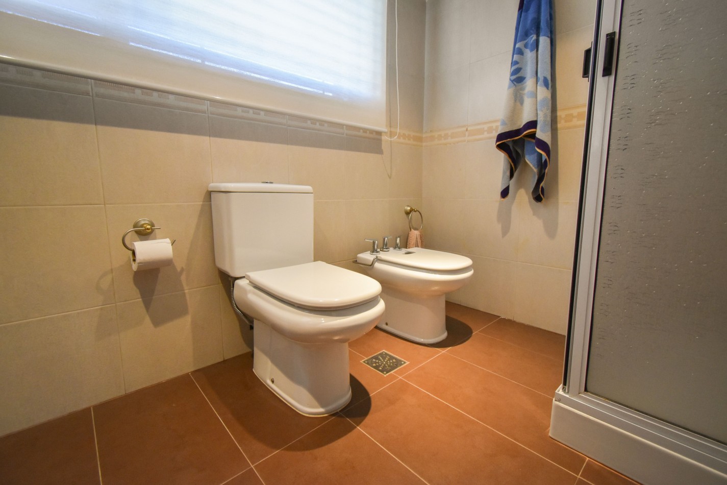 VENTA IMPRESIONANTE CHALET DE CATEGORIA, CON LA COCINA COMPLETAMENTE REMODELADA, 4 DORMITORIOS, LA CASA SE VENDE TOTALMENTE AMUEBLADA, CANGALLO 1400 -TEMPERLEY-