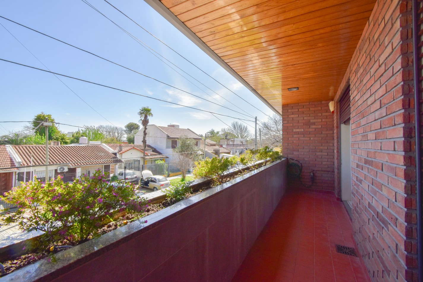 VENTA IMPRESIONANTE CHALET DE CATEGORIA, CON LA COCINA COMPLETAMENTE REMODELADA, 4 DORMITORIOS, LA CASA SE VENDE TOTALMENTE AMUEBLADA, CANGALLO 1400 -TEMPERLEY-