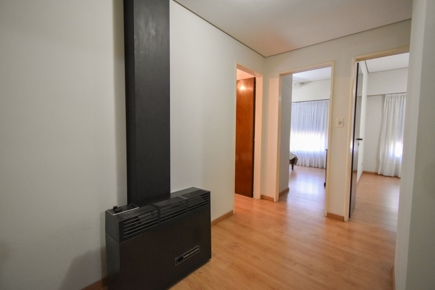 VENTA IMPRESIONANTE CHALET DE CATEGORIA, CON LA COCINA COMPLETAMENTE REMODELADA, 4 DORMITORIOS, LA CASA SE VENDE TOTALMENTE AMUEBLADA, CANGALLO 1400 -TEMPERLEY-