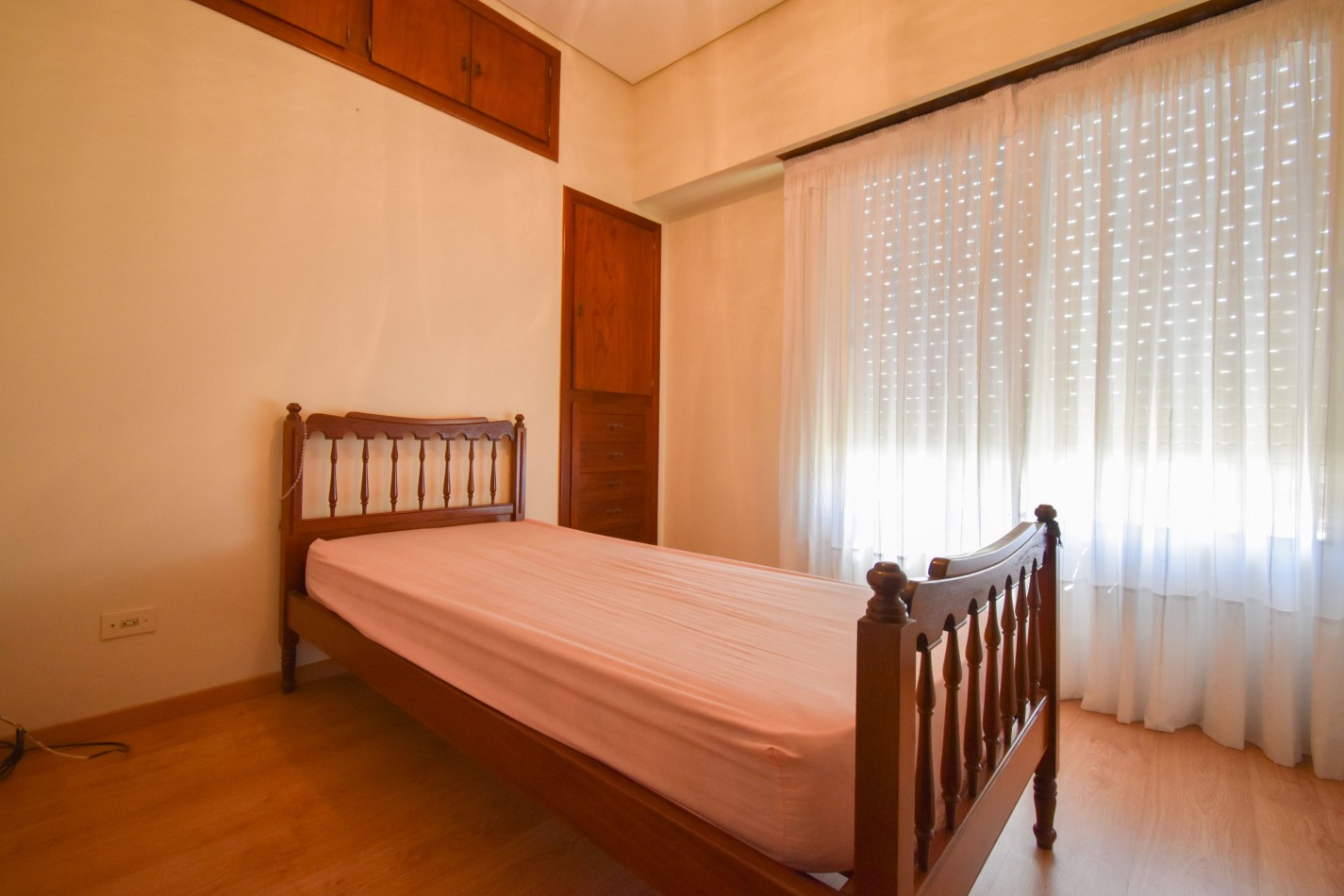 VENTA IMPRESIONANTE CHALET DE CATEGORIA, CON LA COCINA COMPLETAMENTE REMODELADA, 4 DORMITORIOS, LA CASA SE VENDE TOTALMENTE AMUEBLADA, CANGALLO 1400 -TEMPERLEY-