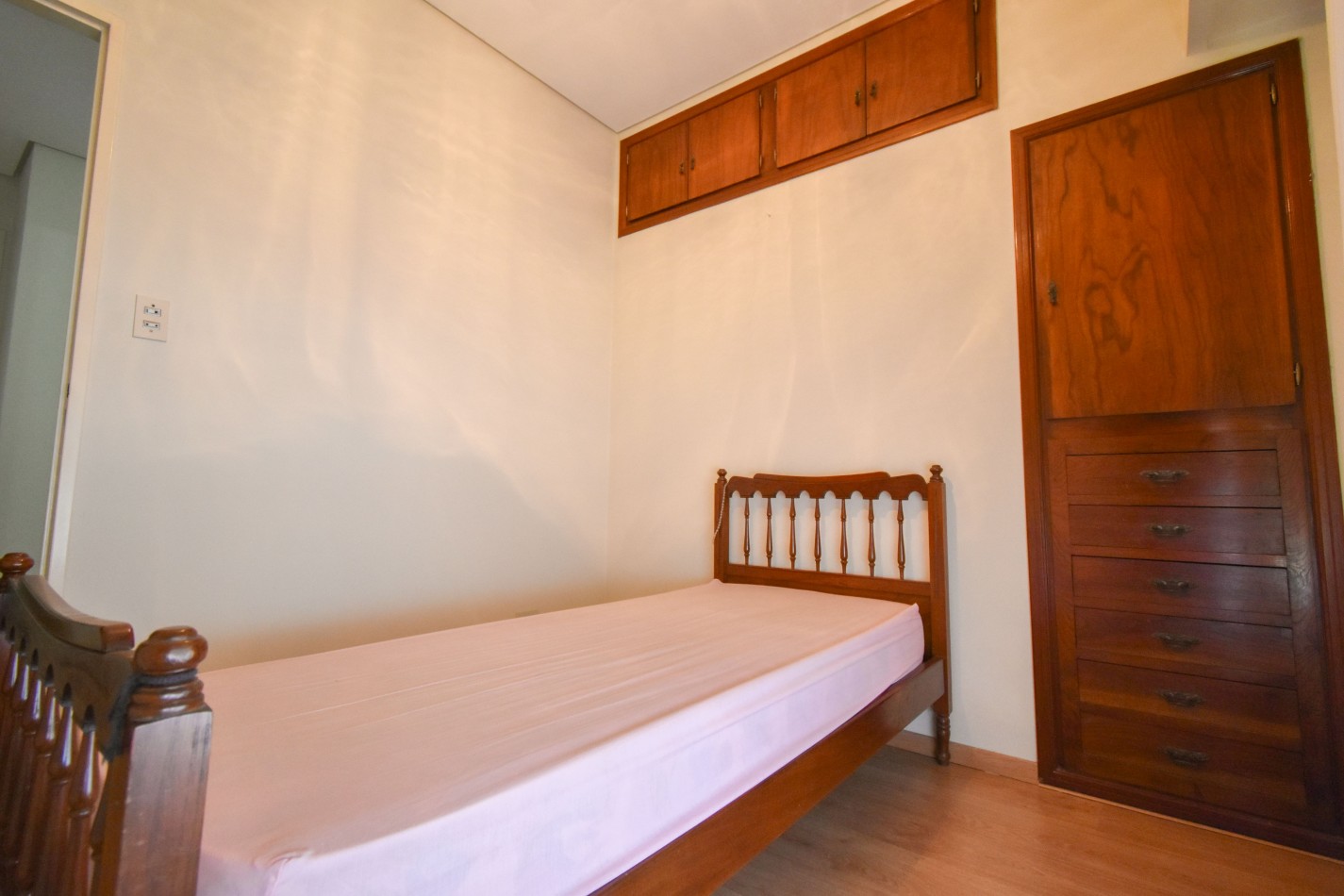 VENTA IMPRESIONANTE CHALET DE CATEGORIA, CON LA COCINA COMPLETAMENTE REMODELADA, 4 DORMITORIOS, LA CASA SE VENDE TOTALMENTE AMUEBLADA, CANGALLO 1400 -TEMPERLEY-