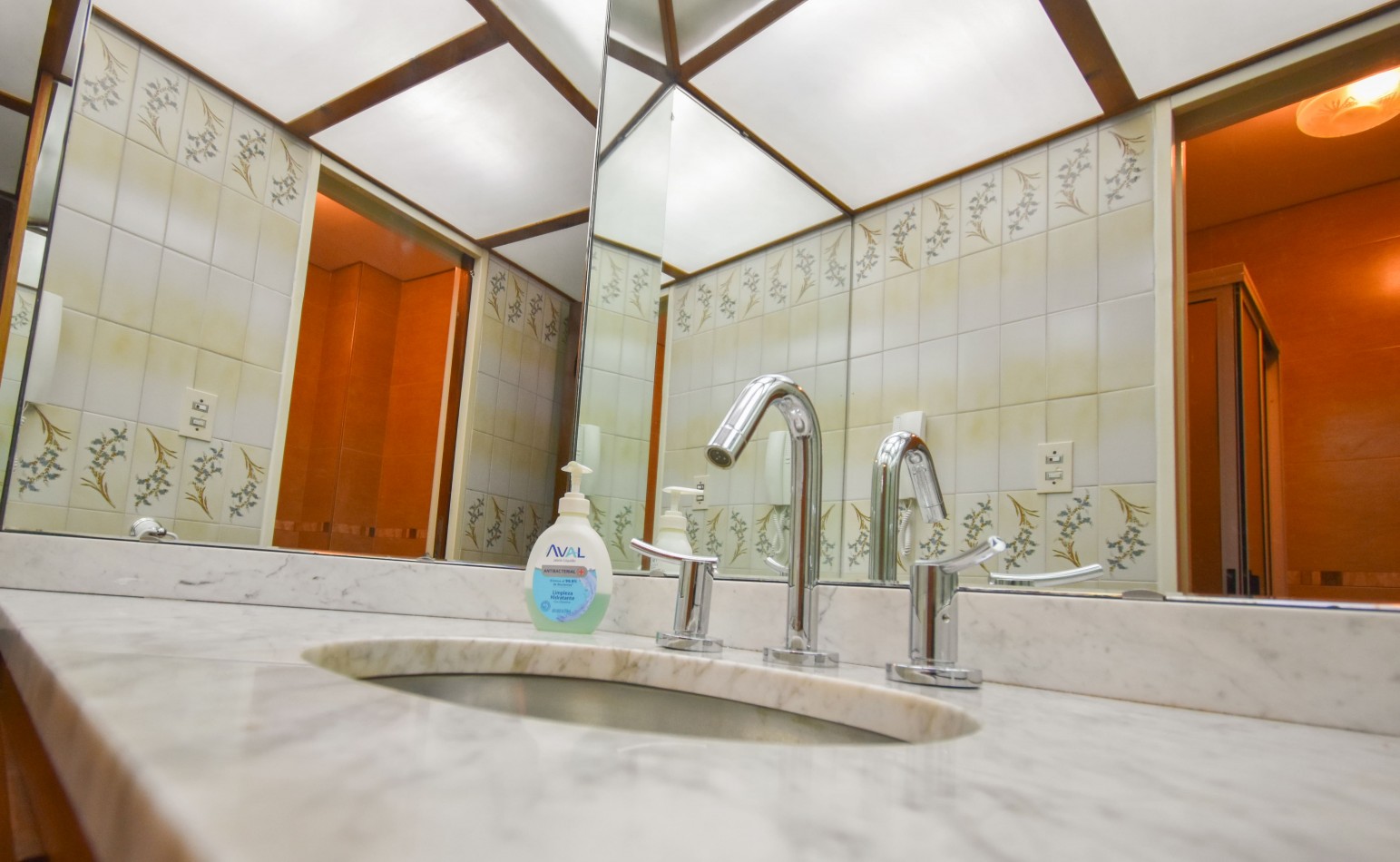 VENTA IMPRESIONANTE CHALET DE CATEGORIA, CON LA COCINA COMPLETAMENTE REMODELADA, 4 DORMITORIOS, LA CASA SE VENDE TOTALMENTE AMUEBLADA, CANGALLO 1400 -TEMPERLEY-