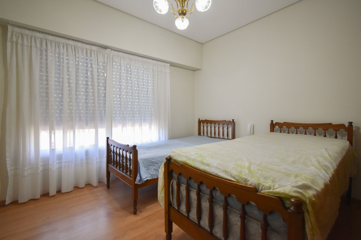 VENTA IMPRESIONANTE CHALET DE CATEGORIA, CON LA COCINA COMPLETAMENTE REMODELADA, 4 DORMITORIOS, LA CASA SE VENDE TOTALMENTE AMUEBLADA, CANGALLO 1400 -TEMPERLEY-