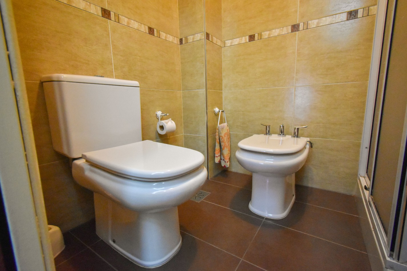 VENTA IMPRESIONANTE CHALET DE CATEGORIA, CON LA COCINA COMPLETAMENTE REMODELADA, 4 DORMITORIOS, LA CASA SE VENDE TOTALMENTE AMUEBLADA, CANGALLO 1400 -TEMPERLEY-