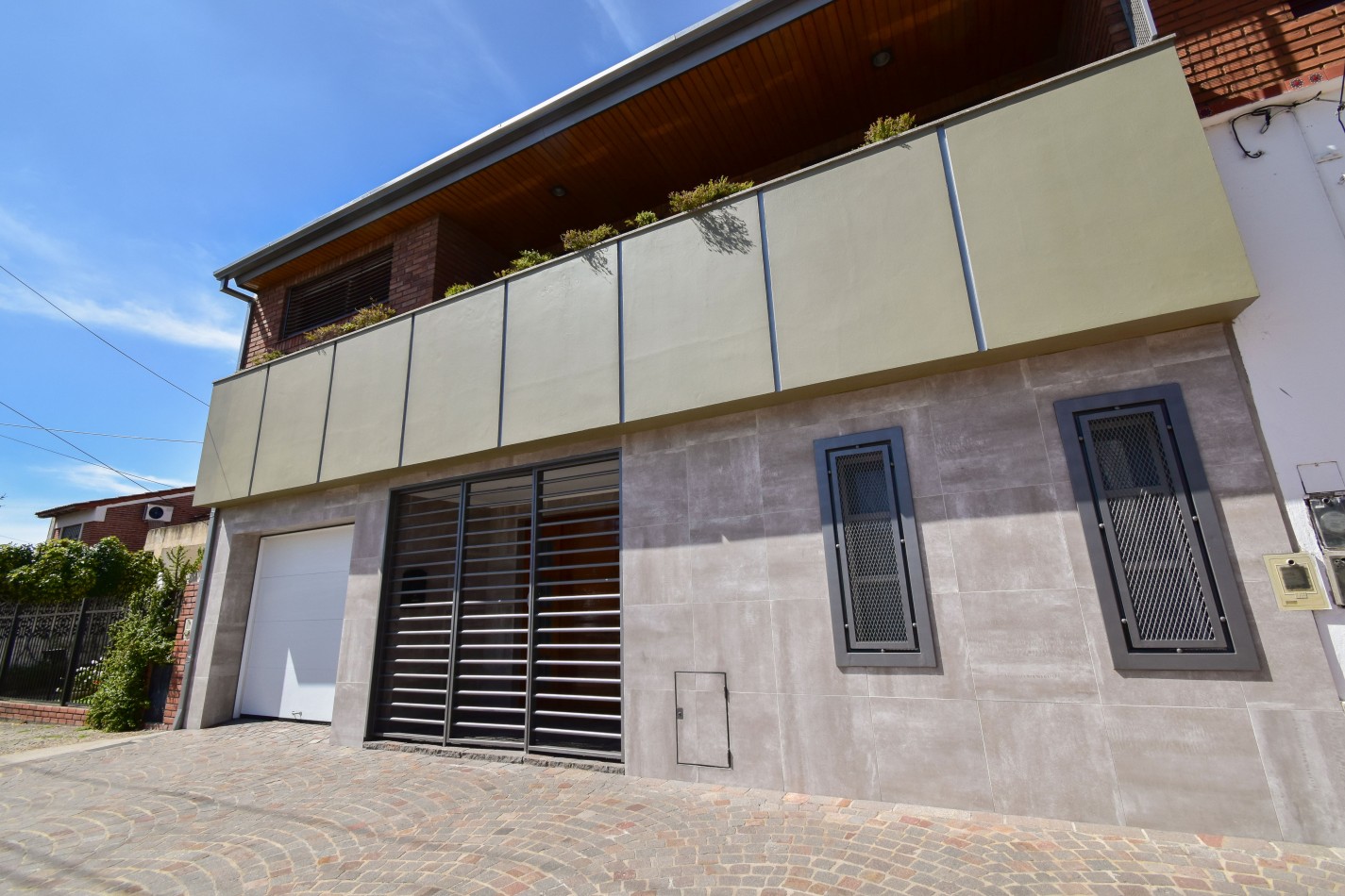 VENTA IMPRESIONANTE CHALET DE CATEGORIA, CON LA COCINA COMPLETAMENTE REMODELADA, 4 DORMITORIOS, LA CASA SE VENDE TOTALMENTE AMUEBLADA, CANGALLO 1400 -TEMPERLEY-