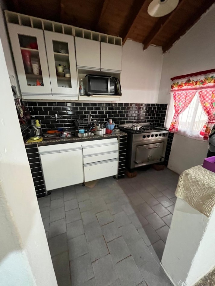 VENTA CASA 2 DORMITORIOS Y QUINCHO A UNA CUADRA DE AVENIDA VALETTE, BURLANDO 1500 -LUIS GUILLON-