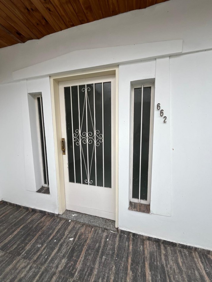 VENTA HERMOSO PH TIPO CASA AL FRENTE, 2 DORMITORIOS Y PATIO, EXCELENTE UBICACION, GUEMES 662 -TEMPERLEY-