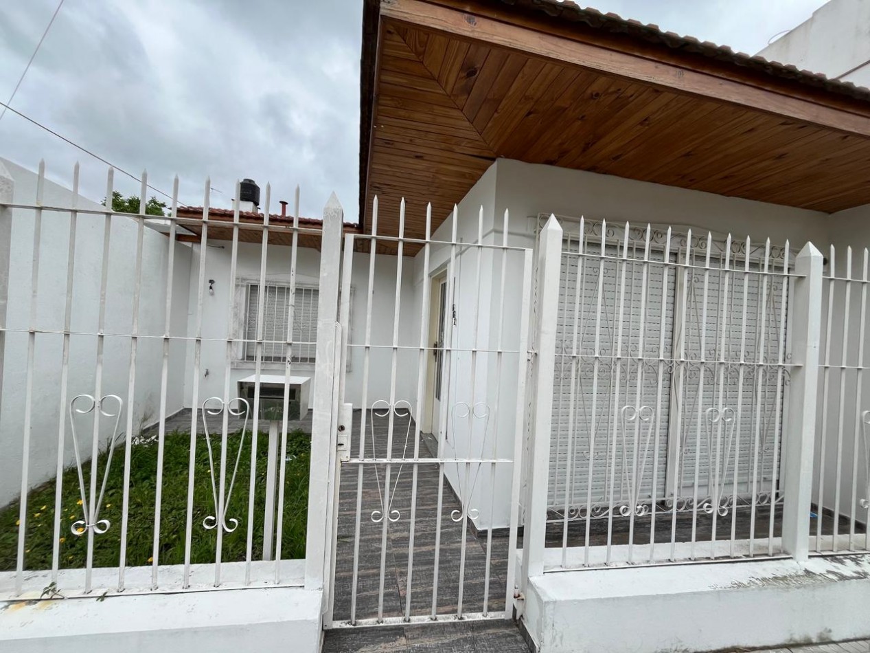 VENTA HERMOSO PH TIPO CASA AL FRENTE, 2 DORMITORIOS Y PATIO, EXCELENTE UBICACION, GUEMES 662 -TEMPERLEY-