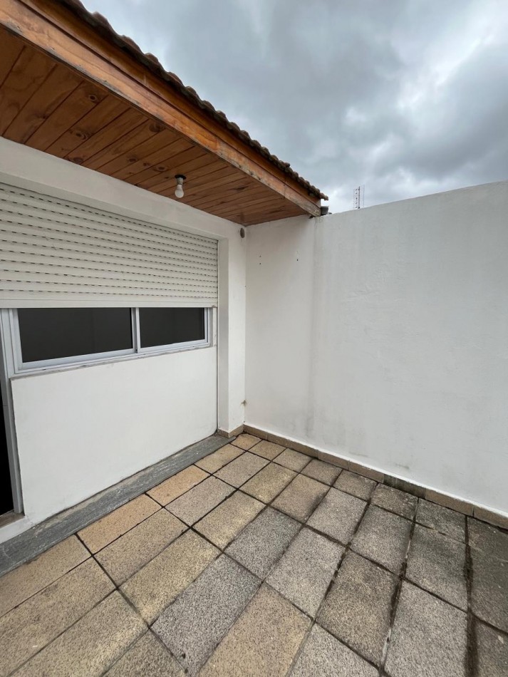 VENTA HERMOSO PH TIPO CASA AL FRENTE, 2 DORMITORIOS Y PATIO, EXCELENTE UBICACION, GUEMES 662 -TEMPERLEY-