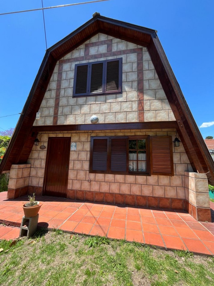 VENTA CASA ALPINA EN EXCELENTE ESTADO, 2 DORMITORIOS, DEPARTAMENTO O QUINCHO Y GALERIA, LA GOLONDRINA 2000 -TEMPERLEY-