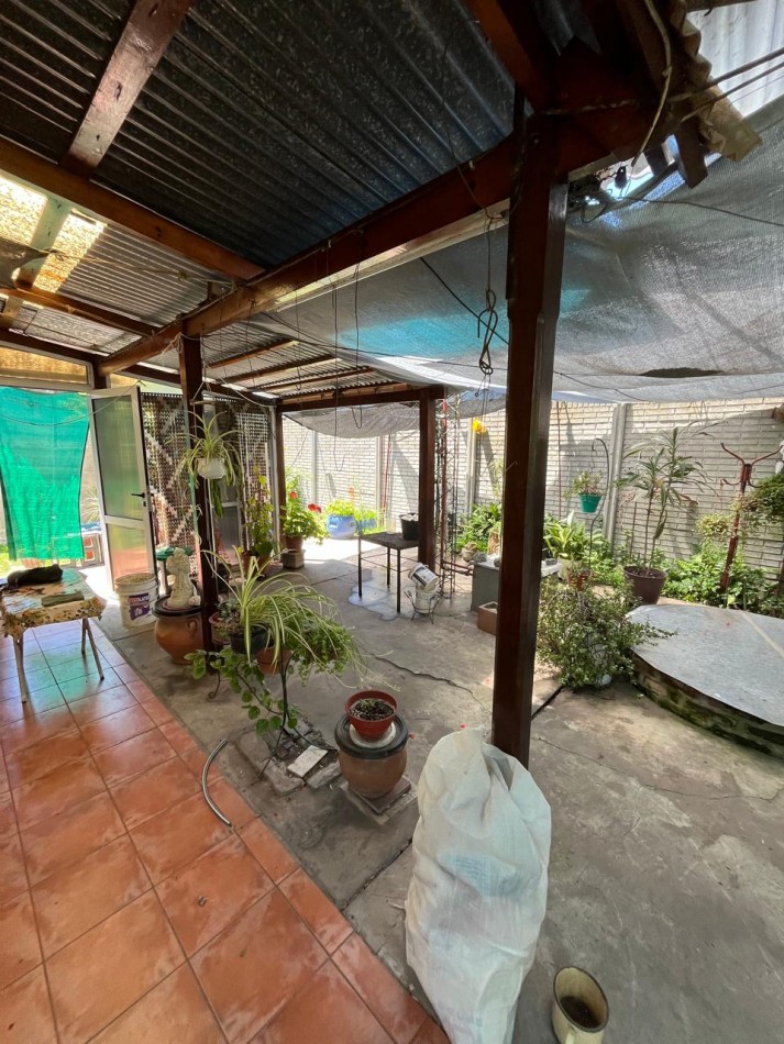 VENTA CASA ALPINA EN EXCELENTE ESTADO, 2 DORMITORIOS, DEPARTAMENTO O QUINCHO Y GALERIA, LA GOLONDRINA 2000 -TEMPERLEY-