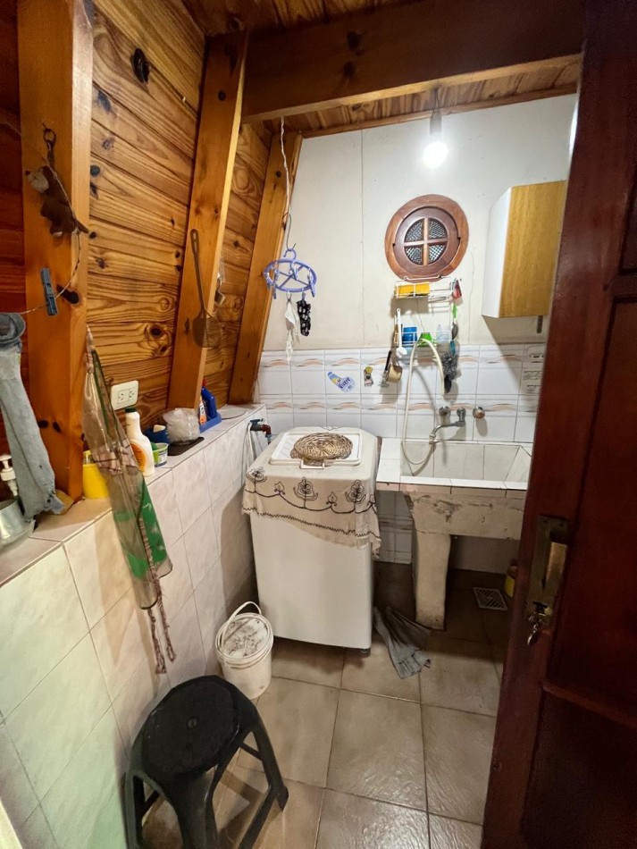 VENTA CASA ALPINA EN EXCELENTE ESTADO, 2 DORMITORIOS, DEPARTAMENTO O QUINCHO Y GALERIA, LA GOLONDRINA 2000 -TEMPERLEY-