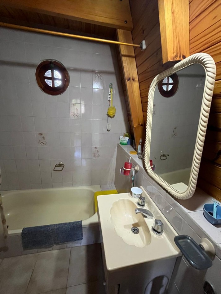 VENTA CASA ALPINA EN EXCELENTE ESTADO, 2 DORMITORIOS, DEPARTAMENTO O QUINCHO Y GALERIA, LA GOLONDRINA 2000 -TEMPERLEY-