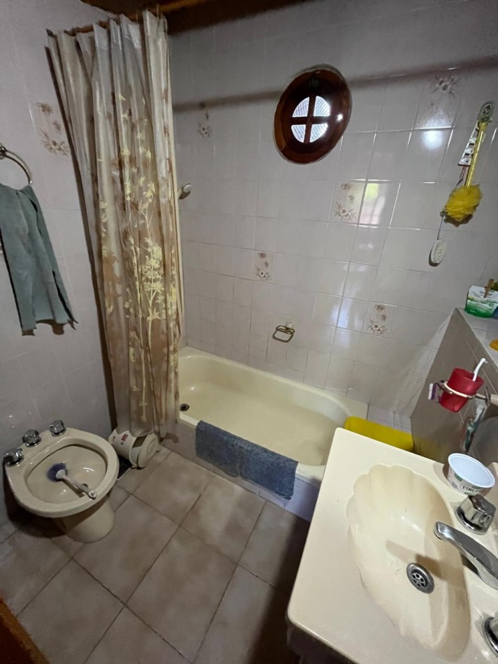 VENTA CASA ALPINA EN EXCELENTE ESTADO, 2 DORMITORIOS, DEPARTAMENTO O QUINCHO Y GALERIA, LA GOLONDRINA 2000 -TEMPERLEY-