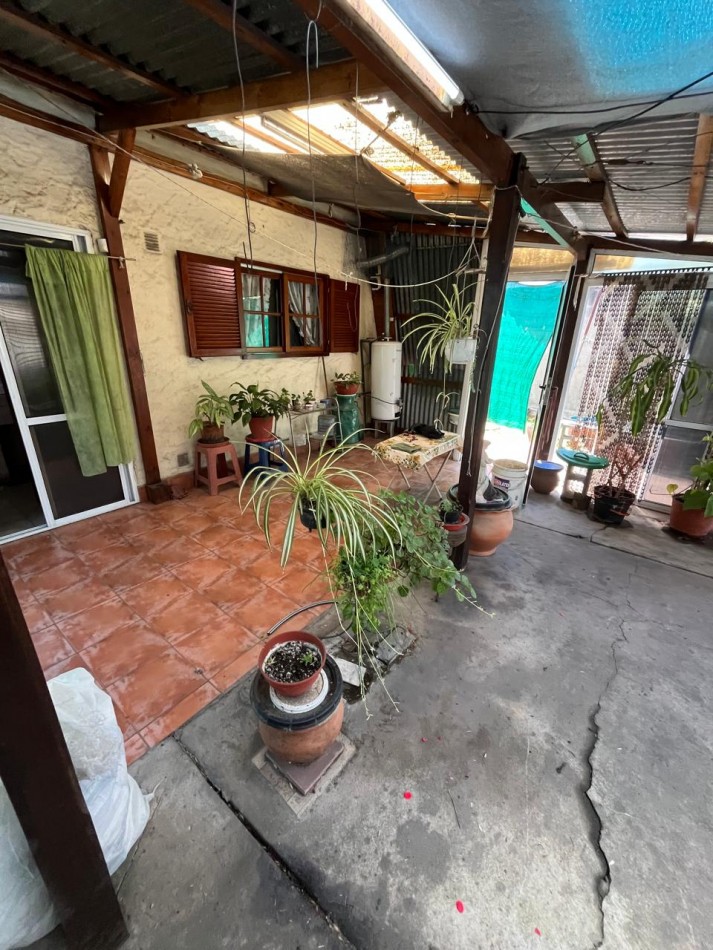 VENTA CASA ALPINA EN EXCELENTE ESTADO, 2 DORMITORIOS, DEPARTAMENTO O QUINCHO Y GALERIA, LA GOLONDRINA 2000 -TEMPERLEY-