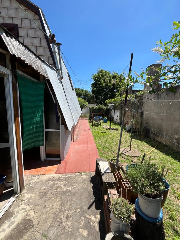 VENTA CASA ALPINA EN EXCELENTE ESTADO, 2 DORMITORIOS, DEPARTAMENTO O QUINCHO Y GALERIA, LA GOLONDRINA 2000 -TEMPERLEY-